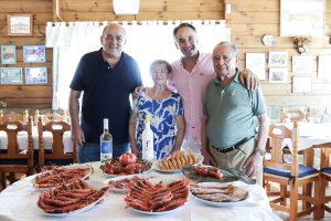 El concejal, el gerente de los armadores y los propietarios.