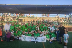 El Huércal celebrando el título de campeón de Primera Andaluza.