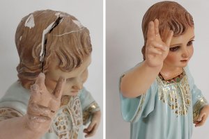 A la izquierda, cómo quedó la imagen del Niño Dios de Alhama tras el accidente, y a la derecha, cómo ha quedado tras la restauración.