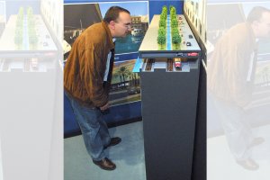 Mirando la maqueta de un proyecto de soterramiento en 2003.