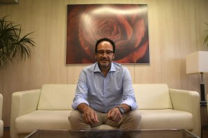 Antonio Hernando posa en la sede del PSOE de Almería para esta entrevista.