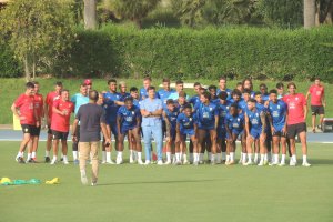 El dermatólogo almeriense se hizo una foto con la plantilla antes del entrenamiento.