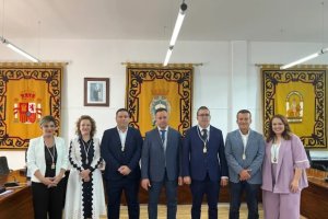 El nuevo alcalde junto a su equipo de gobierno.