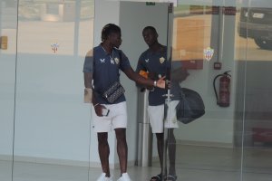 El Bilal Touré saliendo del vestuario junto al lateral Houboulang Mendes.
