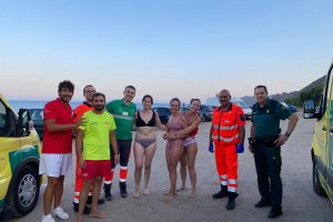 Los cuatro jóvenes junto a los equipos de emergencias.