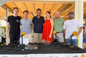 El alcalde de Mojácar, Francisco García (tercero por la izquierda) con el equipo de SER Levante cerrando la última emisión del Hoy por Hoy.