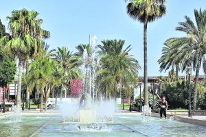 La fuente del Remador, de 1971, se ha convertido en una improvisada zona de baño.
