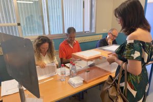Una mujer vota este 23J en un colegio electoral almeriense.