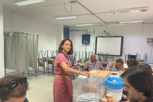 La alcaldesa de Albox, María del Mar Alfonso (PP), votando ayer.