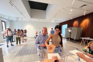 El alcalde de Roquetas, Gabriel Amat, durante su votación en Roquetas.