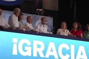 Feijóo desde el balcón de la sede del PP.