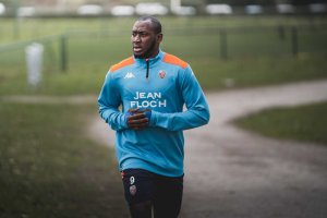 Ibrahima Koné también espera noticias de su futuro. Aún tiene contrato con el Lorient.
