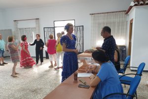 Las vecinas de Aljáriz acuden a las urnas vestidas de flamencas.