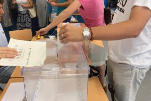 Un joven ejerce este 23J su derecho al voto.