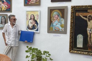 El artista almeriense junto a sus obras.