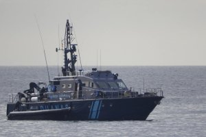 Aduanas remolca una narcolancha