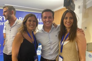 El presidente del PP, Javier A. García, con Ana Martínez Labella y Camen Belén López, nuevas parlamentarias en Madrid.