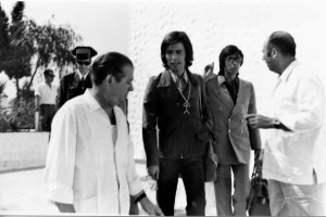 Raphael, con su manager, Paco Gordillo, a su llegada al aeropuerto de Almería.