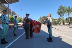 El jefe de FUTER coloca la corbata de la Operación Balmis