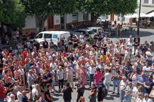 La plaza del Ayuntamiento de Dalías se ha llenado de vecinos para expresar su dolor por la muerte de María.