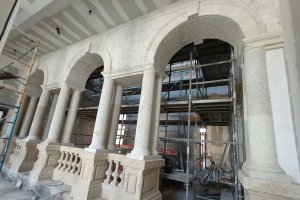 Arcada de piedra rehabilitada del interior de la Casa Consistorial