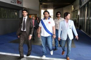 La familia Sanz recibiendo al jeque Al Thani en Málaga.