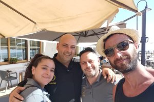 Dani Rovira, con el personal del restaurante Goleta.