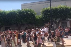 Vecinos en el minuto de silencio celebrado el miércoles en Dalías.