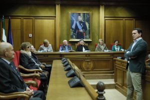 El presidente de la Diputación Provincial de Almería, Javier A. Garcia, durante una visita de mayores de la provincia.