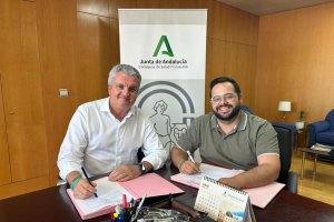 Juan de la Cruz Belmonte, delegado de Salud junto al alcalde de Zurgena, Domingo Trabalón.