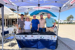 El presentador Guillermo Mirón; los gerentes del Chiringuito D’Maruja Ángeles y Joaquín, el concejal veratense de Cultura Antonio Ortiz y José