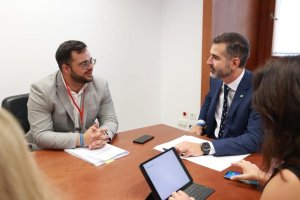 Reunión entre el alcalde y el consejero.