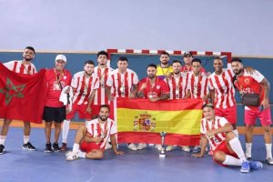 Los almerienses portando la bandera de España en Marruecos.