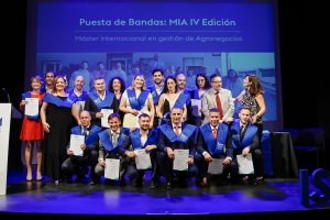 Alumnos de la escuela de negocios.