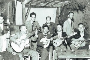 La rondalla de Paco Bonachera, actuando en una noche de juerga en un antro de la ciudad.