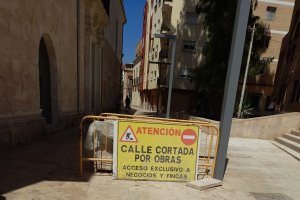 Calle prácticamente terminada pero aún cortada