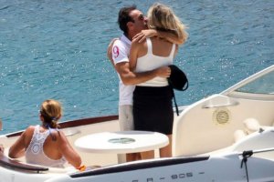 Imagen de archivo de la pareja disfrutando del verano