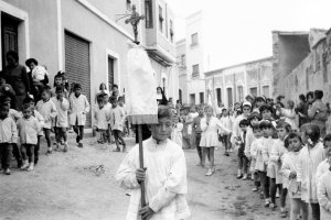 Procesión de los niños del colegio del Amor de Dios del barrio de Pescadería, por la calle Rosario. La religiosidad del colegio contrastaba despu