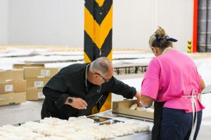 Mari Ángeles y Cristóbal preparando los merengues para la fiesta de Vicasol