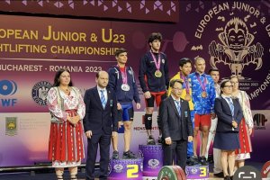 El almeriense luciendo las medallas en el podio.