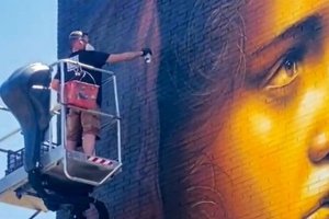 Moxaico trabajando en su obra \'La madonna\'.