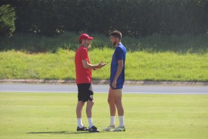 Vicente Moreno y Édgar González a la conclusión del entrenamiento de este jueves.