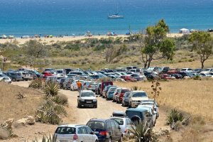 Coches accediendo a playas de Cabo de Gata.