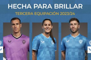 Fernando, Jessi y Embarba posan con la tercera equipación del Almería 2023-2024.