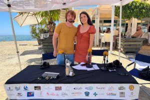 Salvador Hernández junto a la periodista Marina Ginés.