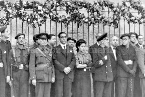 Vicente Navarro Gay, con boina azul y bastón de mando, presidiendo un acto falangista delante de la Catedral.