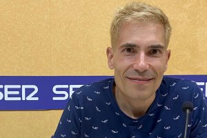 Juanma Romero, la noche del jueves en los estudios de la Cadena SER en Almería.