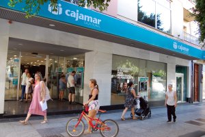 Una de las oficinas del Grupo Cooperativo Cajamar en el centro de Almería