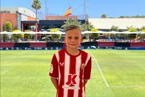 Aarón cambia la rojiblanca del Granada por la del Almería.