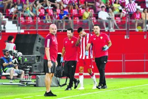 Chumi con Cid Andrade y el doctor Maziel, se fue lesionado ante el Granada.